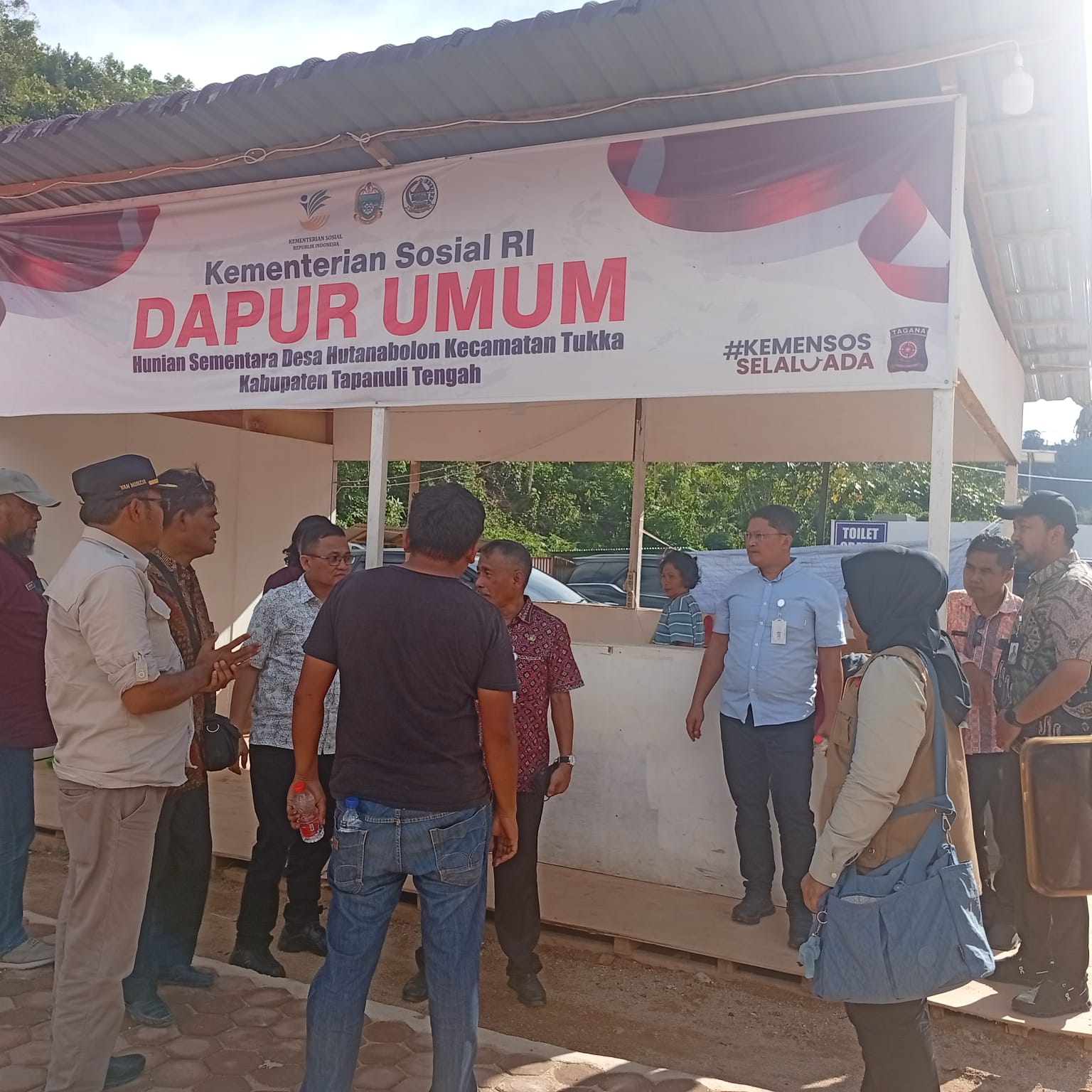 Thumbnail Meninjau Dapur Umum dan Hunian Sementara di Desa Hutanabolon Kabupaten Tapanuli Tengah